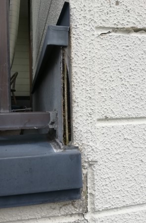 隙間　コーキング補修　雨漏り修理